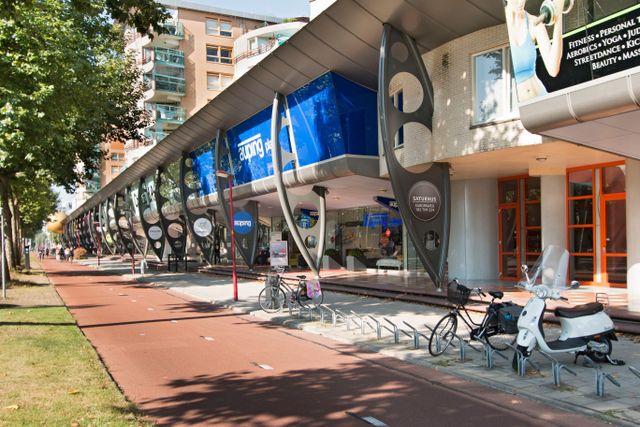 Het Woonhart is een winkelcentrum aan de Europaweg in Zoetermeer. Een aanvulling op het bestaande Stadshart is dit postmodern vormgegeven Woonhart met de opvallende stalen constructie in de galerij van de bescheiden woonboulevard. Hierboven zijn drie appartementengebouwen met de naam ‘De Planeten’.