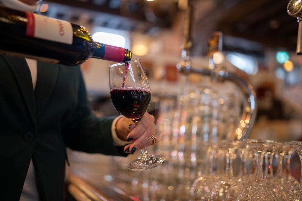 Glas wijn wordt ingeschonken