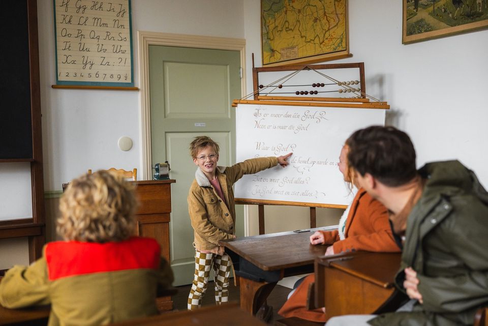 Stap binnen in een klaslokaal uit begin 19e eeuw bij het Boerenbondsmuseum in Gemert