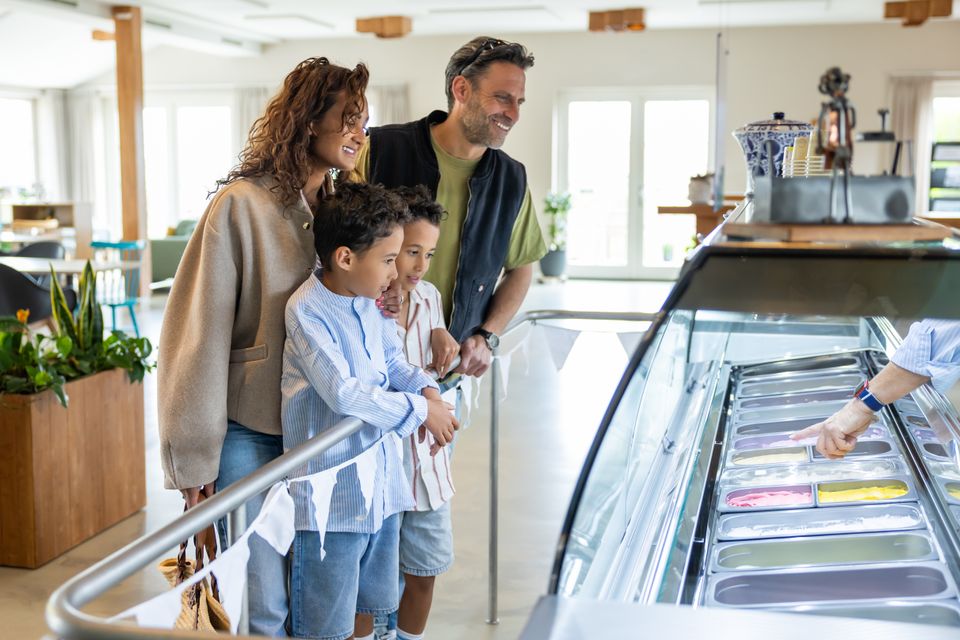 Een gezin van vader, moeder en twee zoons kiest van ijssmaken bij Weipoorts IJssalon in Zoeterwoude.