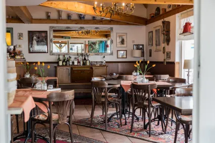 Het interieur van Eetcafé Tante Sjuul in Heeg.