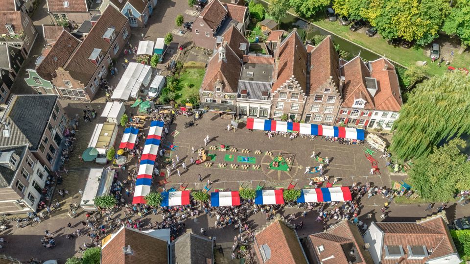 Een luchtfoto van de Kaasmarkt in Edam