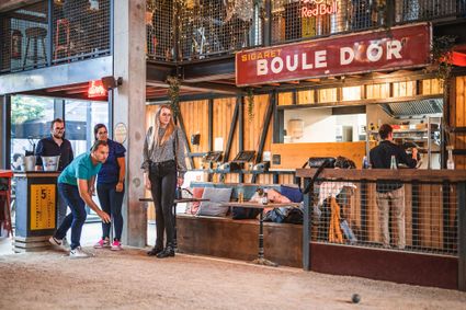 Vier mensen die Jeu de boules spelen bij Mooie Boules in Delft