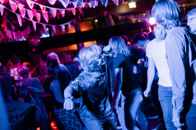 Dansende mensen tijdens een muziekfeestival/optreden in de stadsoase in Leeuwarden