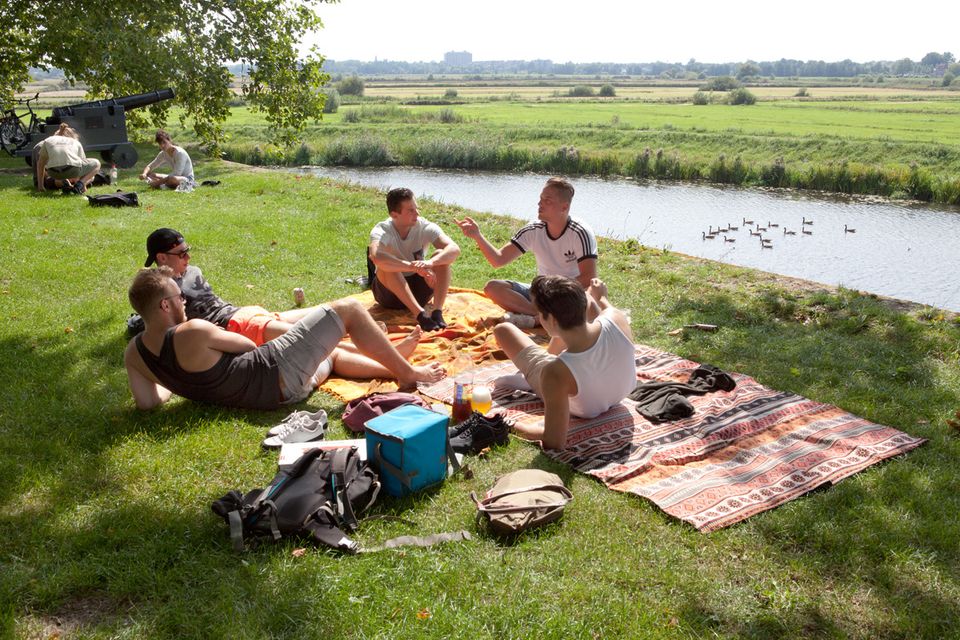 Mensen aan het picknicken in Het Bossche Broek.