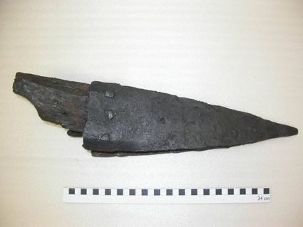 Aangepunte houten paal met paalschoen, een met ijzeren versteviging, gevonden in Wamel.