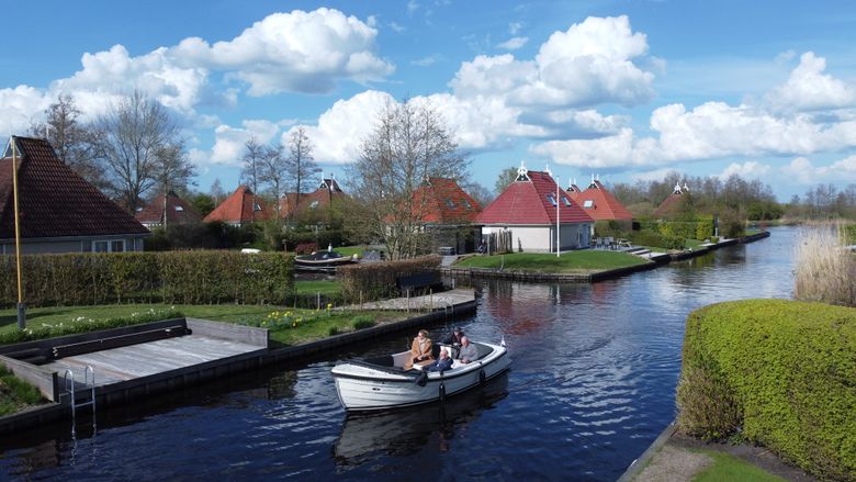 Heerlijk op het water de prachtige omgeving van Bungalowpark It Wiid verkennen