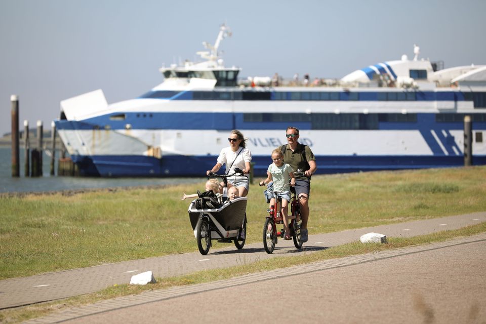 Fietsen op Vlieland met boot op achtergrond