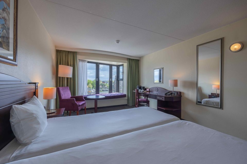 De Comfort kamers van 22 m² hebben een klassieke stijl met uitzicht op de stad.