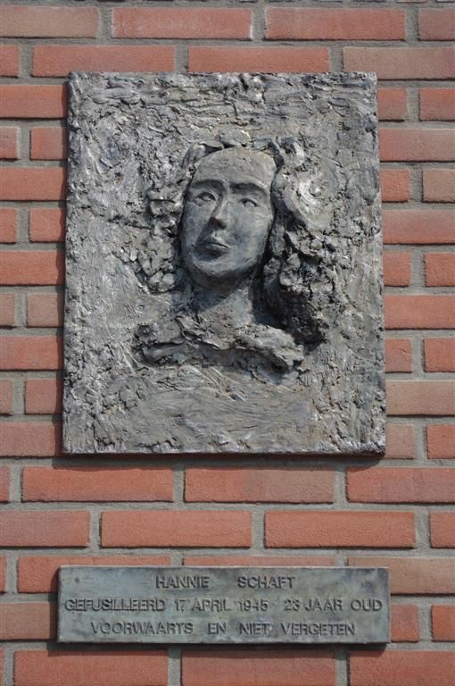 Een plaquette van Hannie Schaft aan de muur