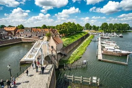 Haven van Heusden met bootjes en een stukje van de vesting