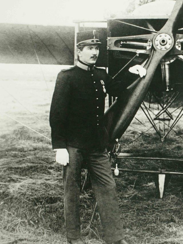 Henri Bakker bij zijn Blériot toestel.