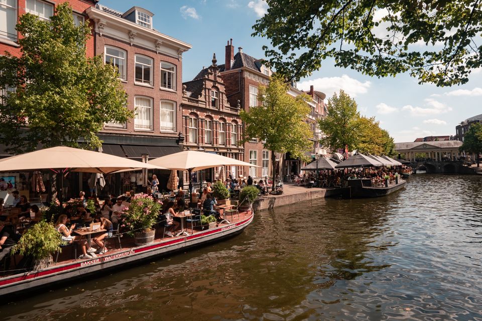 Sfeerbeeld van terrasboten op de Nieuwe Rijn in Leiden.