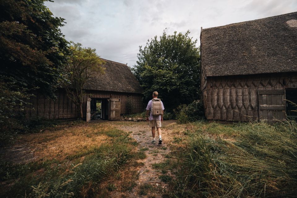 Een man wandelt naar zijn authentieke Drentse accommodatie.