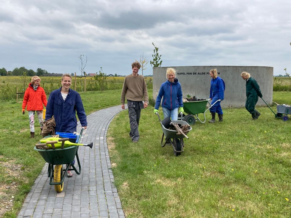 met je handen werken op het klooster