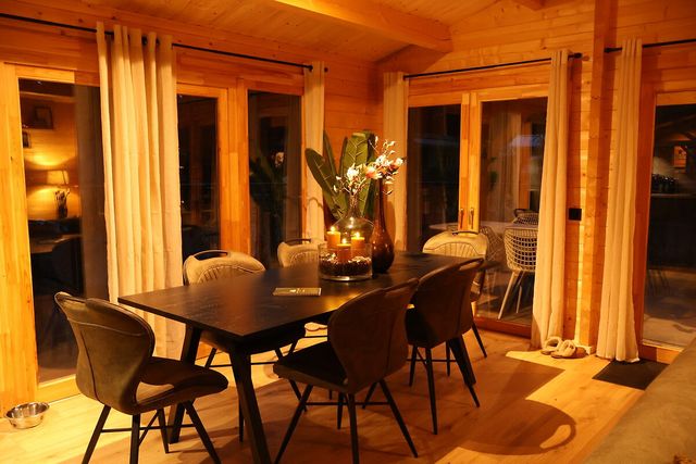 Boshuisjes Maison Du Bois eetkamer
