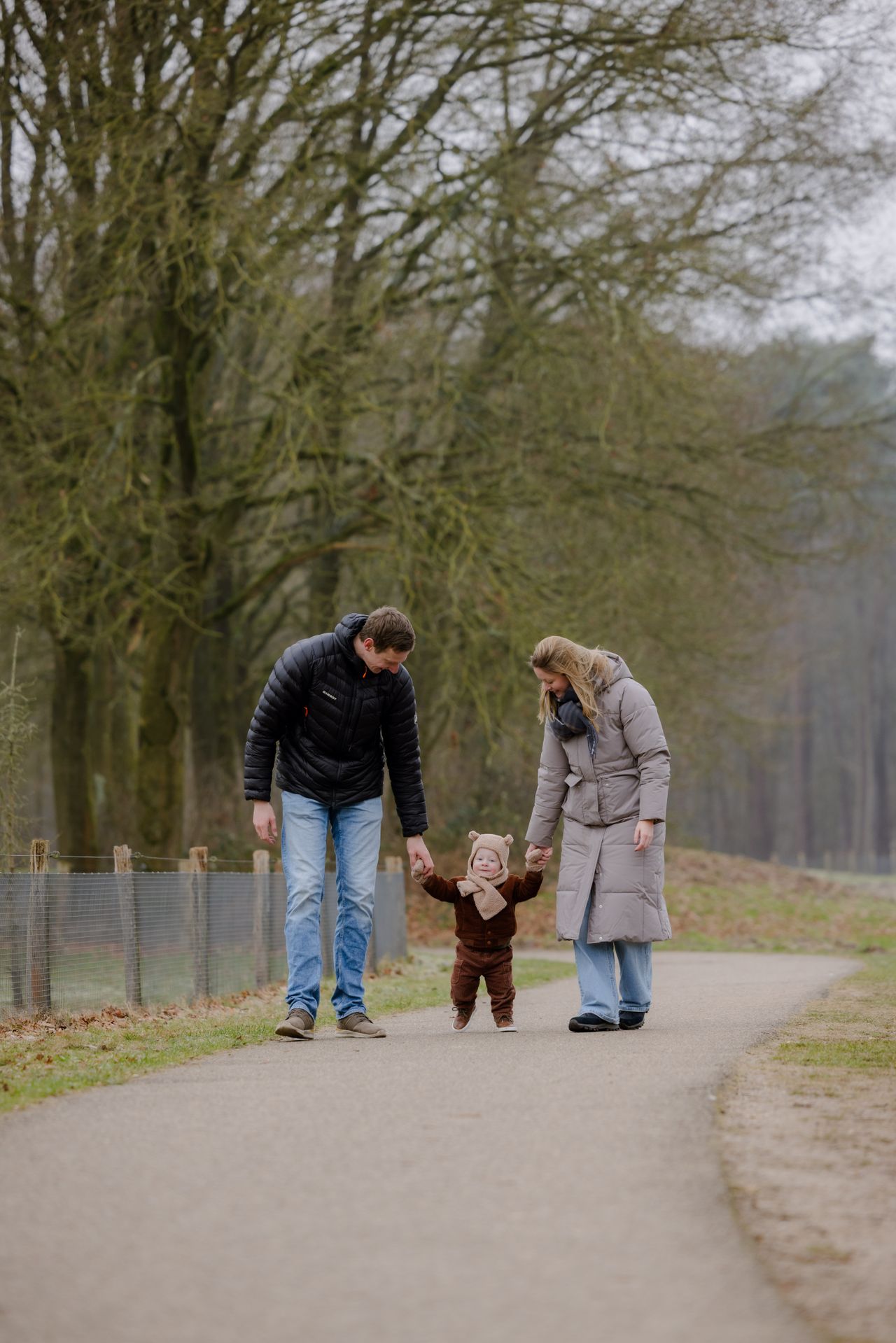 moeder en vader wandelen met baby.