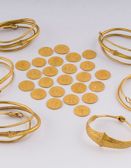 De goudschat van Beilen met Romeinse munten en Germaanse halsringen.