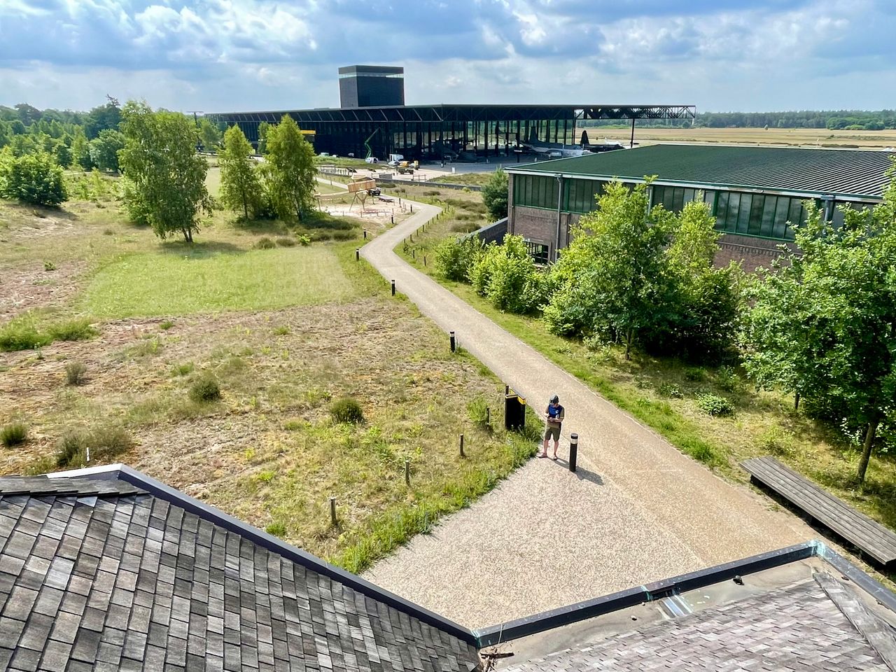 Imke staat bij het Nationaal Militair Museum in Soesterberg