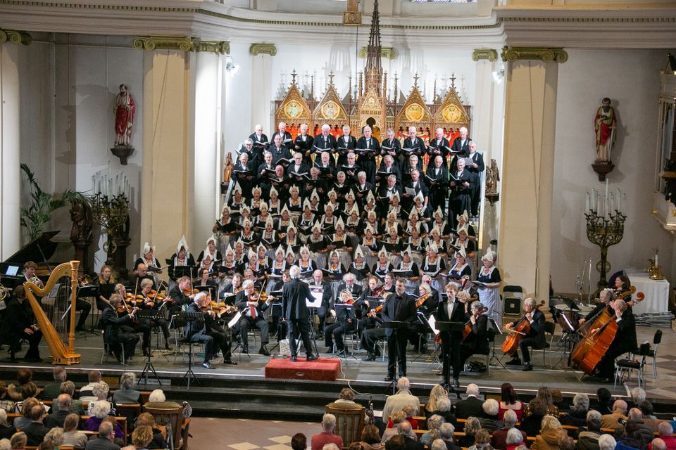 Een koor die optreed in een kerk