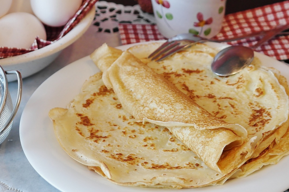 Een versgebakken pannenkoek op een bord.
