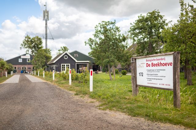 De entree van biologische boerderij De Beekhoeve gelegen in Kamerik, midden in het Groene Hart