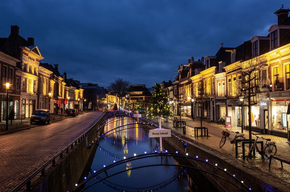 avond in de binnenstad van bolward in de winter verlicht