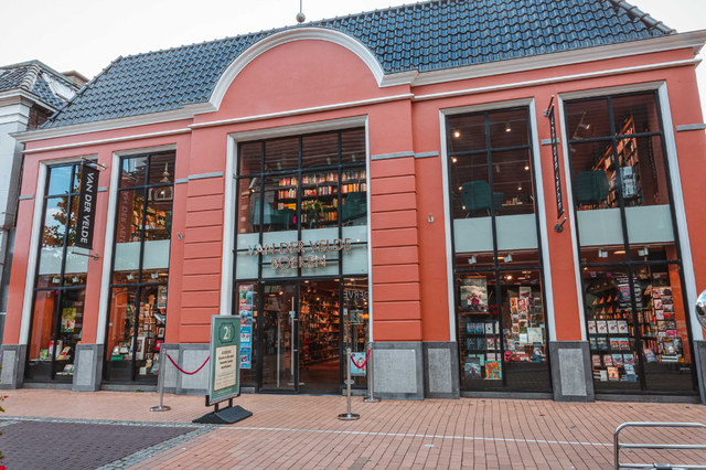 Der Eingang zur Buchhandlung Van der Velde in Assen.