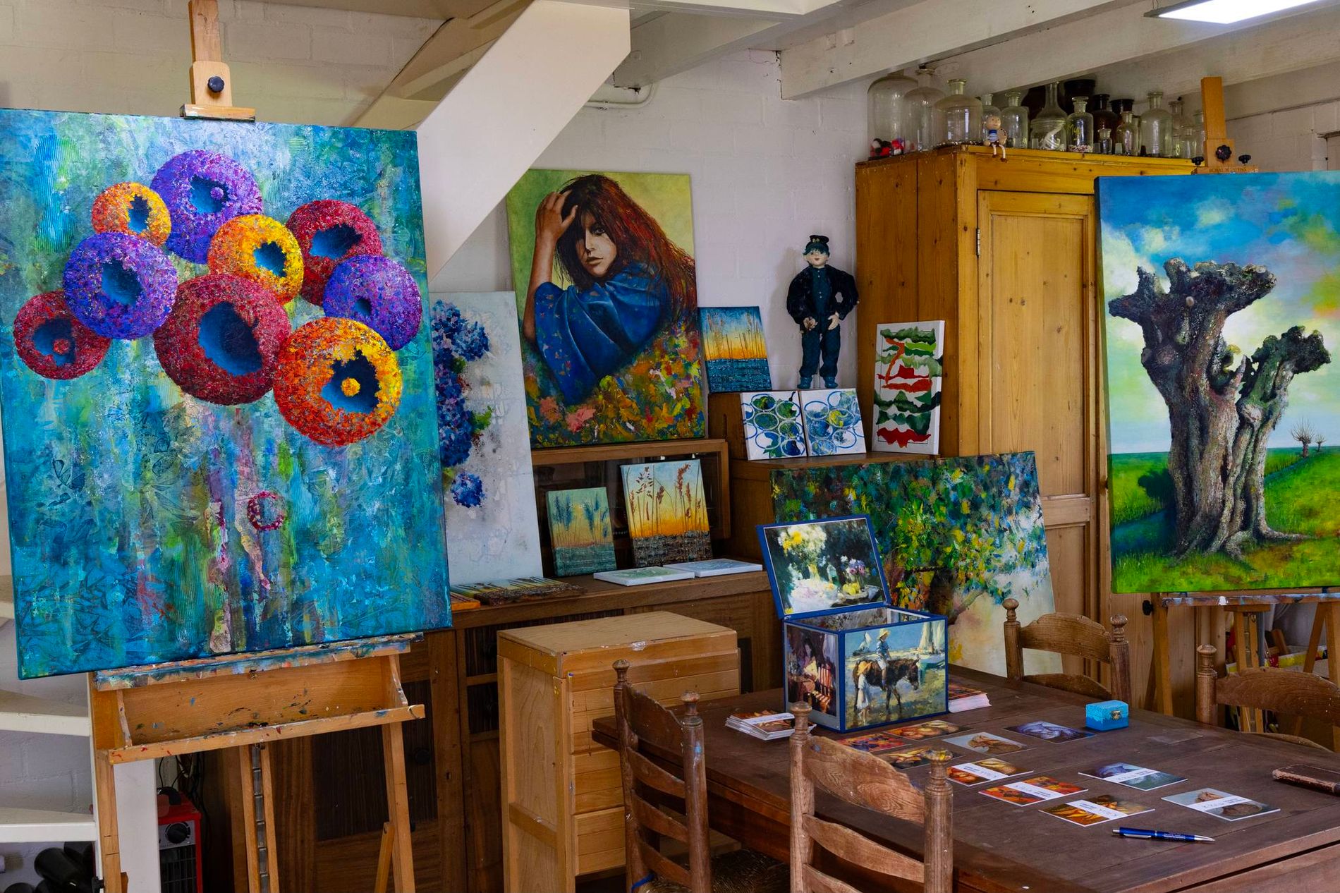 Kleurrijk schilderij bij een atelier tijdens de O'pen Atelierroute in 2024