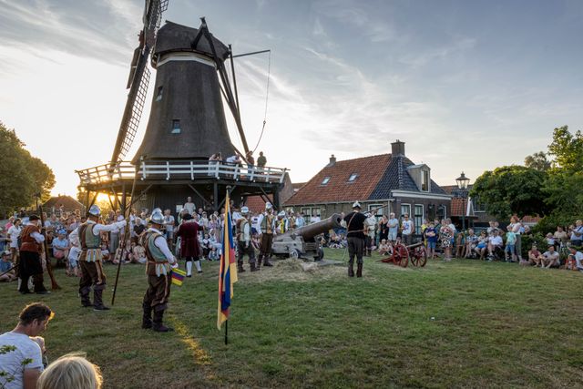 Kanongebulder in Sloten waarbij de stadsschutterij het kanon van Sloten afschiet op het molenerf van Korenmolen de Kaai.