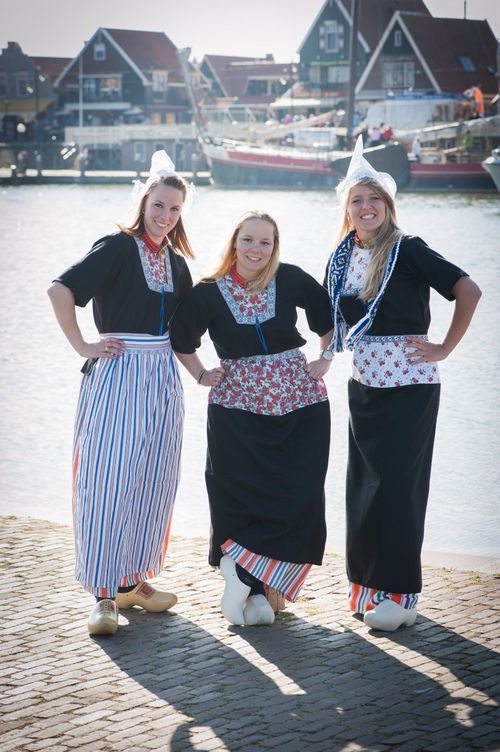 Vrouwen gekleed in Hollandse klederdracht