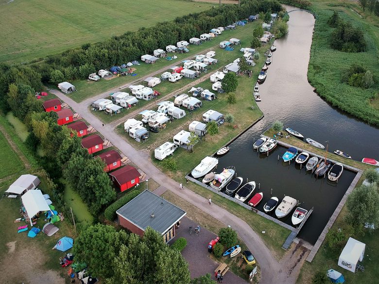 Het terrein van Camping Pasveer met camping en haven van boven.