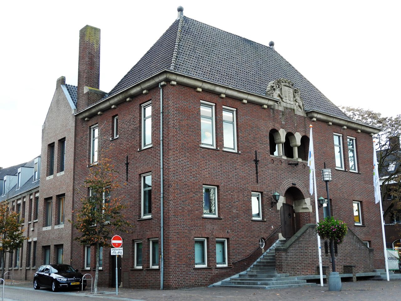 gemeentehuis met bordes en trappen