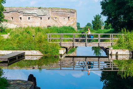 Fietser op de brug bij Fort Uitermeer in Weesp