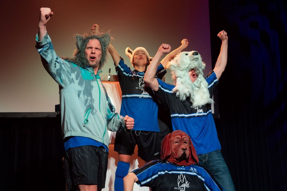 spelers theater Knars staan met vuist in de lucht alsof zij gewonnen hebben