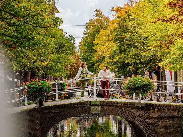 Stel die op een brug staat in Delft