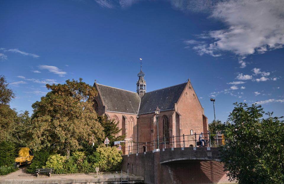 De buitenkant van de kerk in Oosthuizen