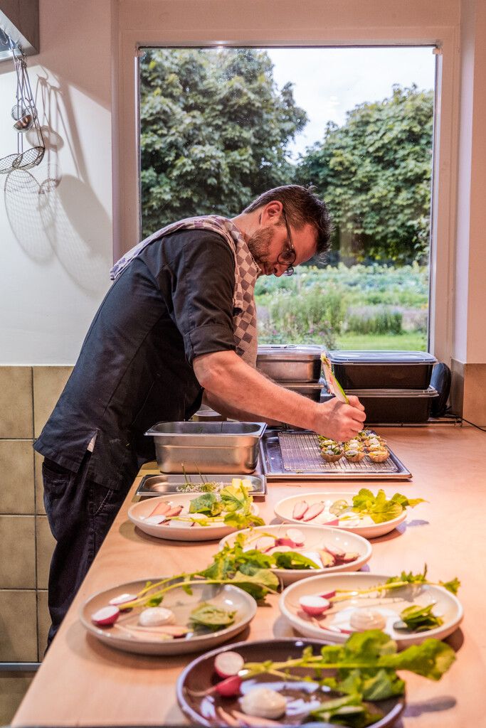 Kok in de keuken aan het werk bij Vaderland in Nederwetten