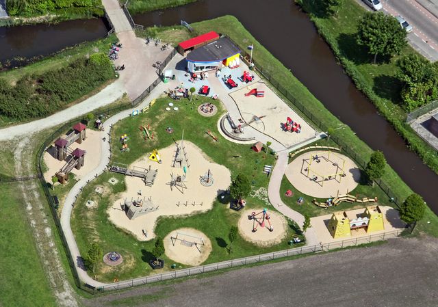 Luchtfoto van speeltuin De Speelderij in Volendam.