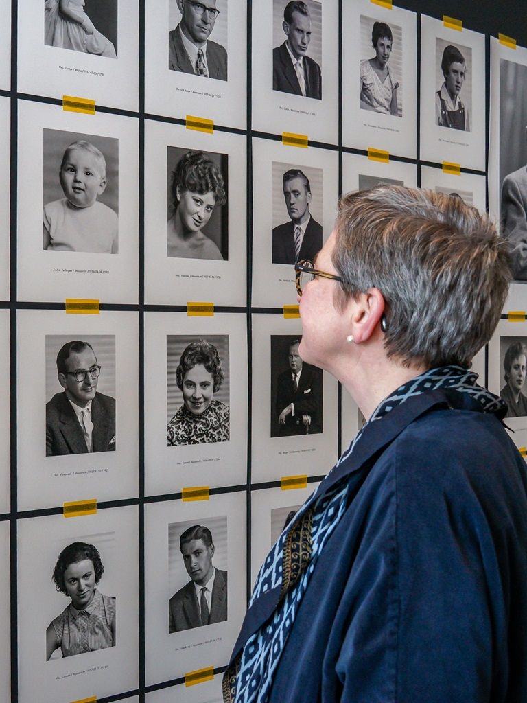 Peggy van Sebillen in centre ceramique bij fotowand