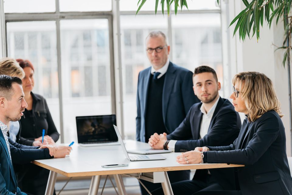 Medewerkers in overleg