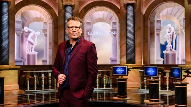 Presentator Patrick Lodiers in het decor van The Connection