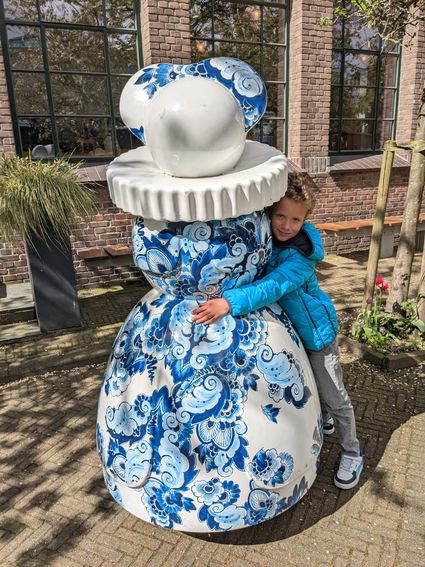 UITblinker Rick jongen 9 jaar die het kunstwerk Proud Mary van Royal Delft knuffelt