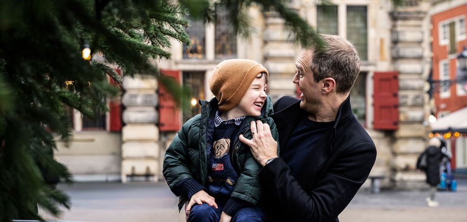 Vader met zijn zoontje bij de kerstboom op de Markt in Delft