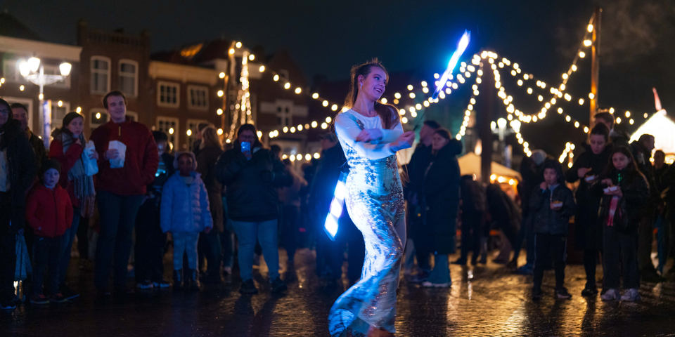 Een theateract op de Markt tijdens Lichtjesavond in Delft