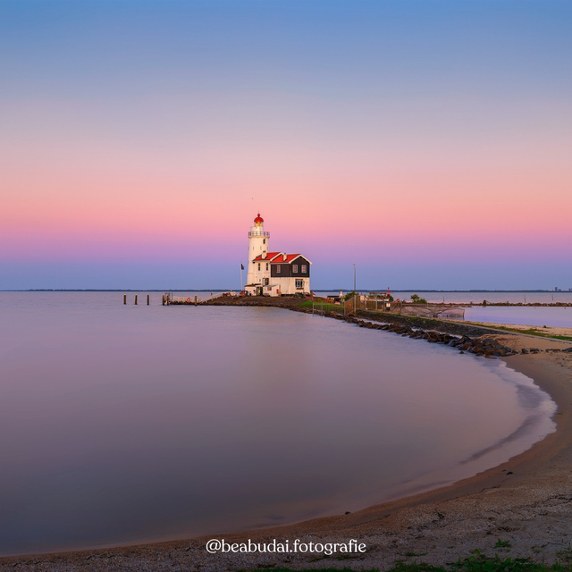 De vuurtoren het 'Paard van Marken' met roze lucht