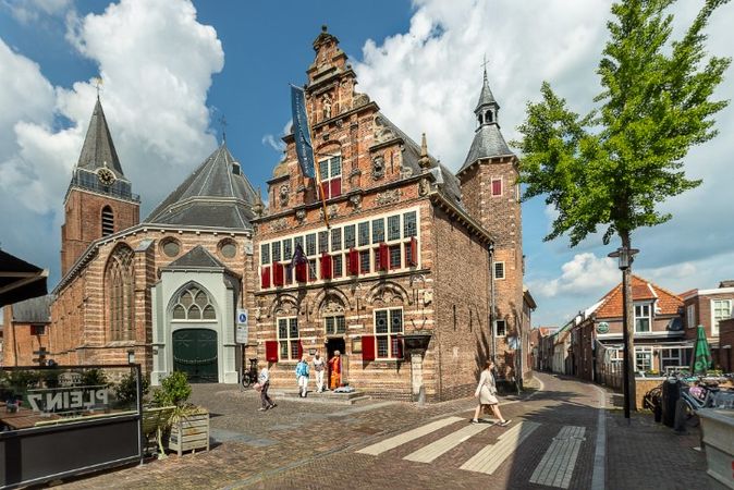 Buitenkant van het Stadsmuseum Woerden, met open rode luiken.