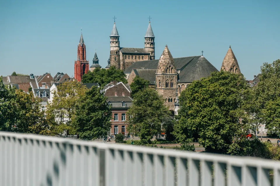 Skyline met kerken van Maastricht
