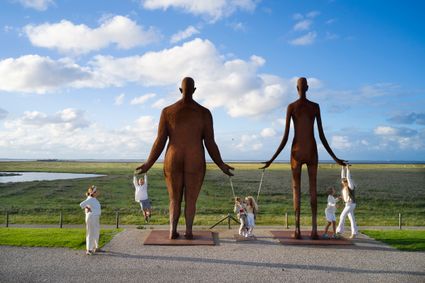 Kinderen spelen bij het kunstwerk 'Wachten op hoog water' bij Holwerd