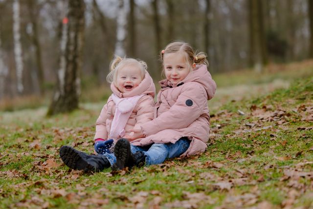 kinderen zitten op het gras